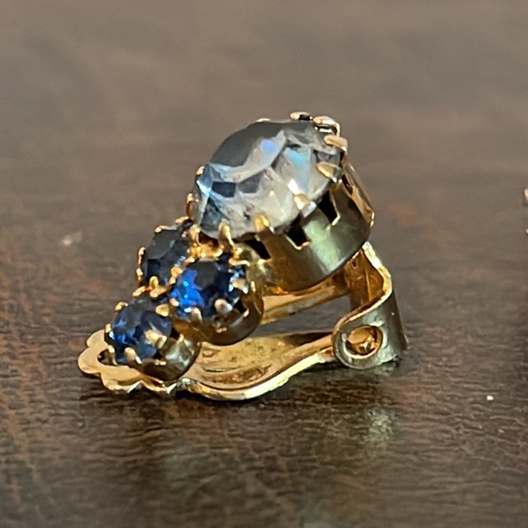 Vintage Blue Rhinestone Cluster Gold Tone Clip-on Earrings - Picture 5 of 6